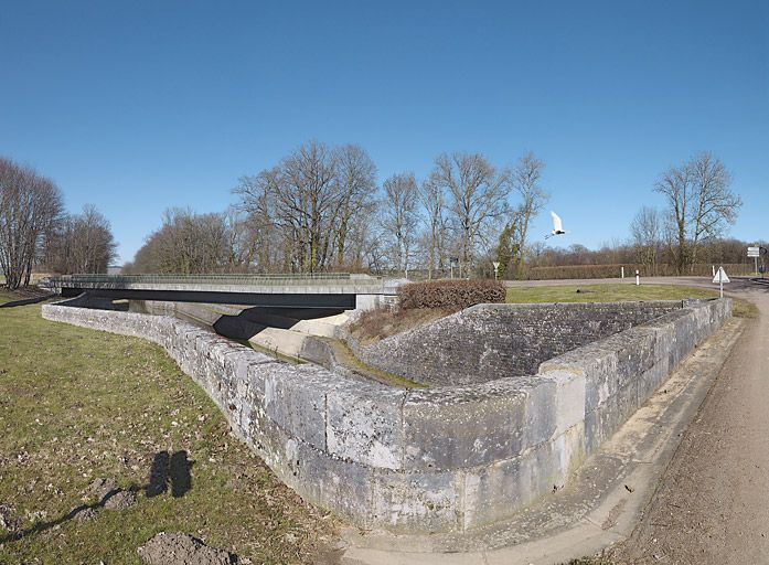 Vue d'ensemble du pont moderne prise du pont ancien. © Thierry Kuntz / Région Bourgogne-Franche-Comté, Inventaire du patrimoine - 2012