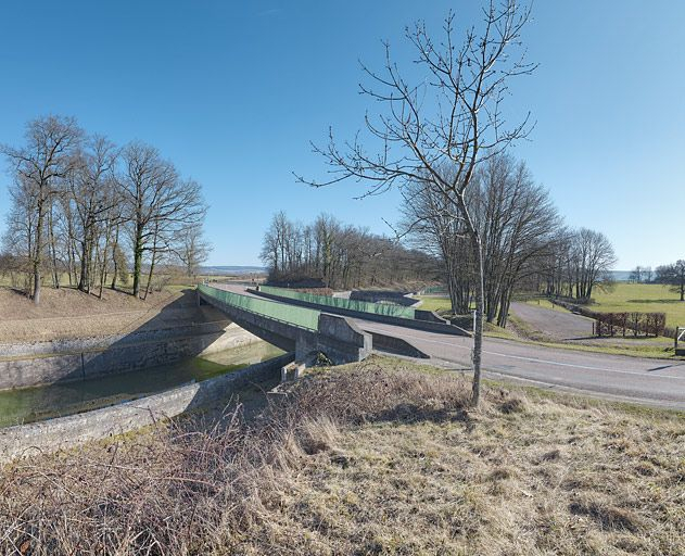 Vue d'ensemble du pont moderne. En arrière-plan : le pont ancien. © Thierry Kuntz / Région Bourgogne-Franche-Comté, Inventaire du patrimoine - 2012