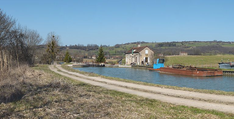 Le site d'écluse vu d'amont. Barge et pousseur. © Thierry Kuntz / Région Bourgogne-Franche-Comté, Inventaire du patrimoine - 2012
