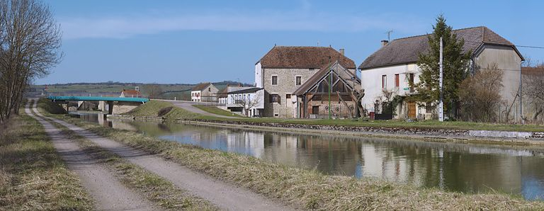 Arrivée en amont du pont à Clamerey : fermes sur la rive droite. © Thierry Kuntz / Région Bourgogne-Franche-Comté, Inventaire du patrimoine - 2012
