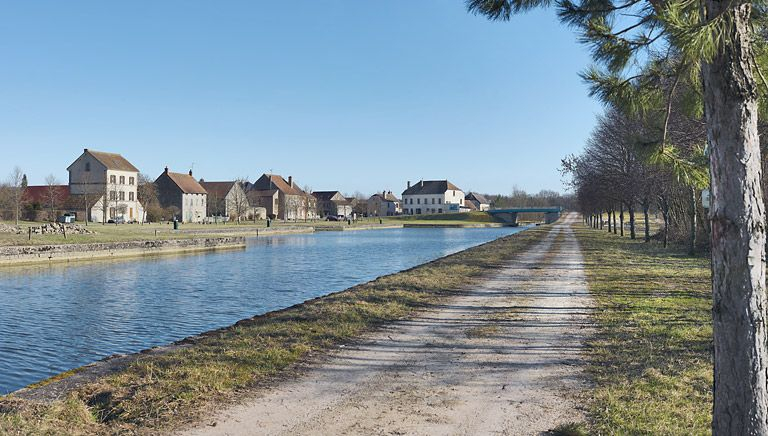Vue d'ensemble du port pris d'aval, à l'arrière-plan : pont routier. © Thierry Kuntz / Région Bourgogne-Franche-Comté, Inventaire du patrimoine - 2012