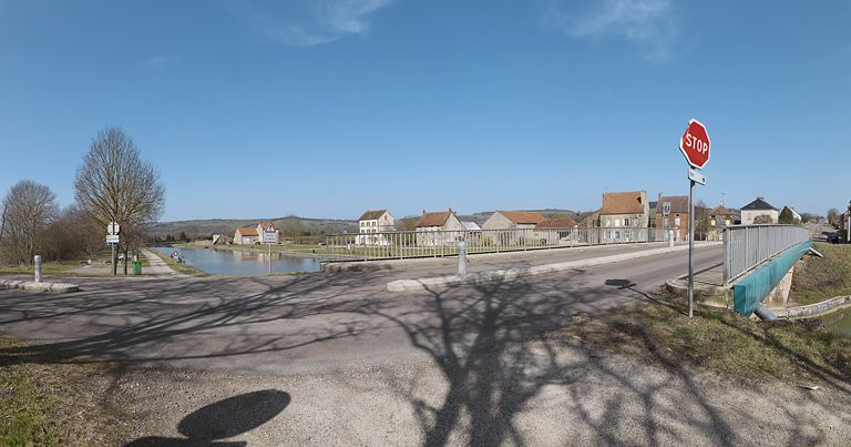 Vue d'ensemble du port avec le pont routier au premier plan. © Thierry Kuntz / Région Bourgogne-Franche-Comté, Inventaire du patrimoine - 2012