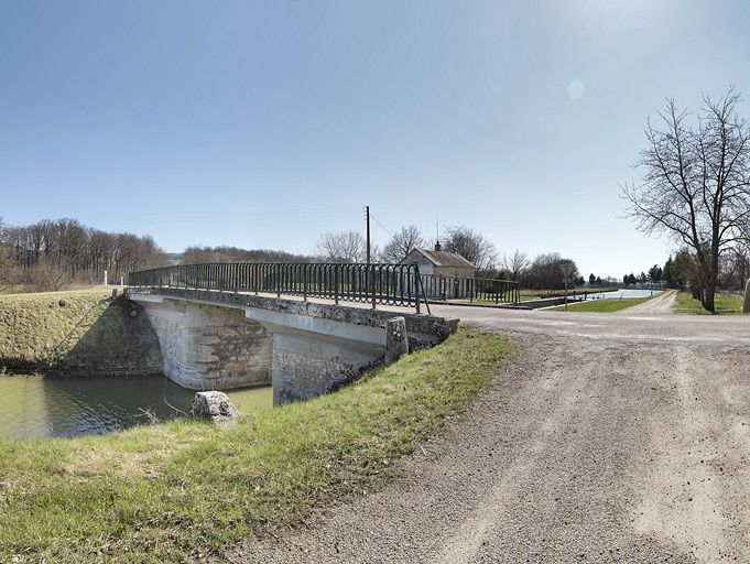Le pont vu d'aval. © Thierry Kuntz / Région Bourgogne-Franche-Comté, Inventaire du patrimoine - 2012