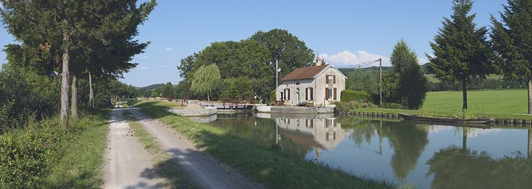 Le site d'écluse vu d'amont. © Thierry Kuntz / Région Bourgogne-Franche-Comté, Inventaire du patrimoine - 2012