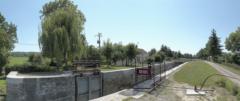 Le site d'écluse vu d'aval. © Thierry Kuntz / Région Bourgogne-Franche-Comté, Inventaire du patrimoine - 2012