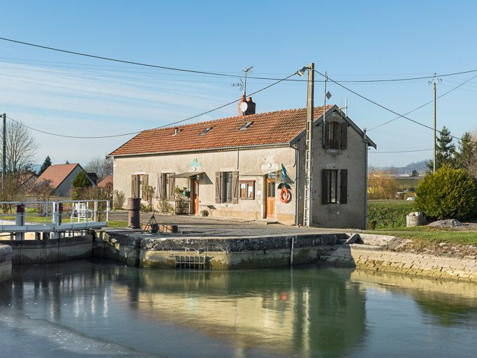 Vue de 3/4 de la maison éclusière. © Pierre-Marie Barbe-Richaud / Région Bourgogne-Franche-Comté, Inventaire du patrimoine - 2013