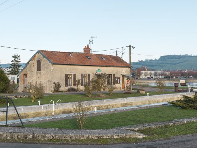 Vue de 3/4 de la maison éclusière, pignon gauche et petits bâtiments sous appentis. © Pierre-Marie Barbe-Richaud / Région Bourgogne-Franche-Comté, Inventaire du patrimoine - 2013