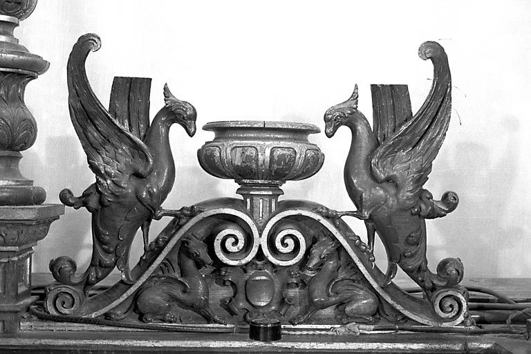 Motifs affrontés encadrant le tabernacle du maître-autel (à droite). © Yves Sancey / Région Bourgogne-Franche-Comté, Inventaire du patrimoine - 1973