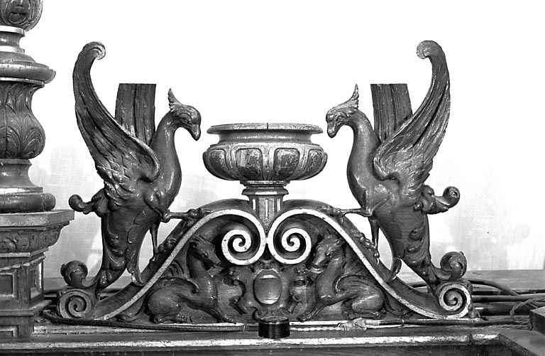 Motifs affrontés encadrant le tabernacle du maître-autel (à droite). © Yves Sancey / Région Bourgogne-Franche-Comté, Inventaire du patrimoine - 1973