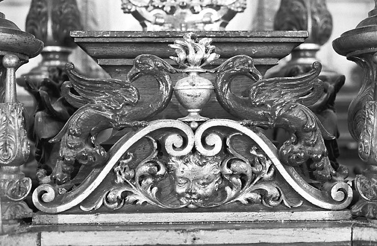 Motifs affrontés au-dessus du tabernacle du maître-autel. © Yves Sancey / Région Bourgogne-Franche-Comté, Inventaire du patrimoine - 1973