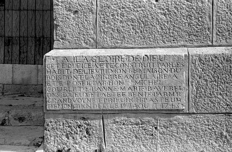 Inscription relative à la construction de l'église. © Yves Sancey / Région Bourgogne-Franche-Comté, Inventaire du patrimoine - 1974