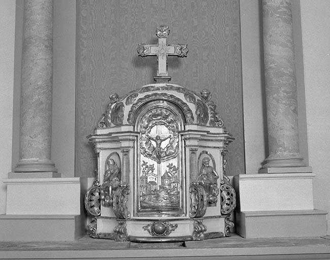 Maître-autel : tabernacle fermé. © Yves Sancey / Région Bourgogne-Franche-Comté, Inventaire du patrimoine - 1975
