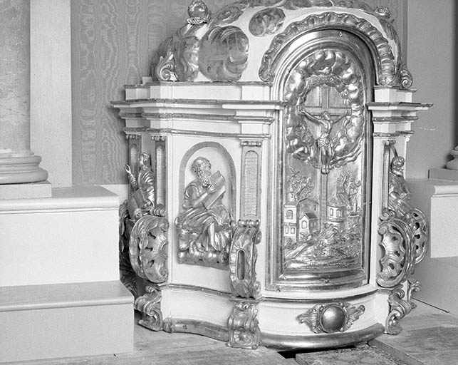 Maître-autel : tabernacle côté gauche. © Yves Sancey / Région Bourgogne-Franche-Comté, Inventaire du patrimoine - 1975