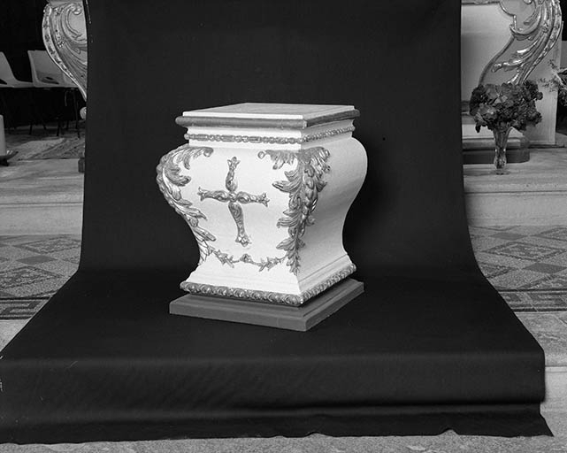 Maître-autel : socle. © Yves Sancey / Région Bourgogne-Franche-Comté, Inventaire du patrimoine - 1975