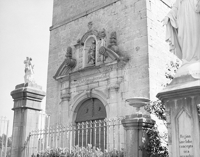 Façade antérieure, portail, partie supérieure. © Yves Sancey / Région Bourgogne-Franche-Comté, Inventaire du patrimoine - 1975