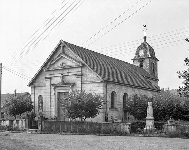 Extérieur : façade et côté droit, vue de trois quarts. © Yves Sancey / Région Bourgogne-Franche-Comté, Inventaire du patrimoine - 1975