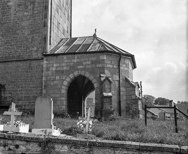 Porche : côté nord. © Dominique Humbert / Région Bourgogne-Franche-Comté, Inventaire du patrimoine - 1976