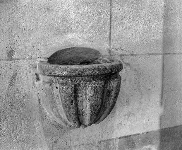 Bénitier situé sous le porche. © Dominique Humbert / Région Bourgogne-Franche-Comté, Inventaire du patrimoine - 1976
