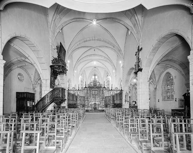 Intérieur : nef et choeur vus depuis l'entrée. © Yves Sancey / Région Bourgogne-Franche-Comté, Inventaire du patrimoine - 1976