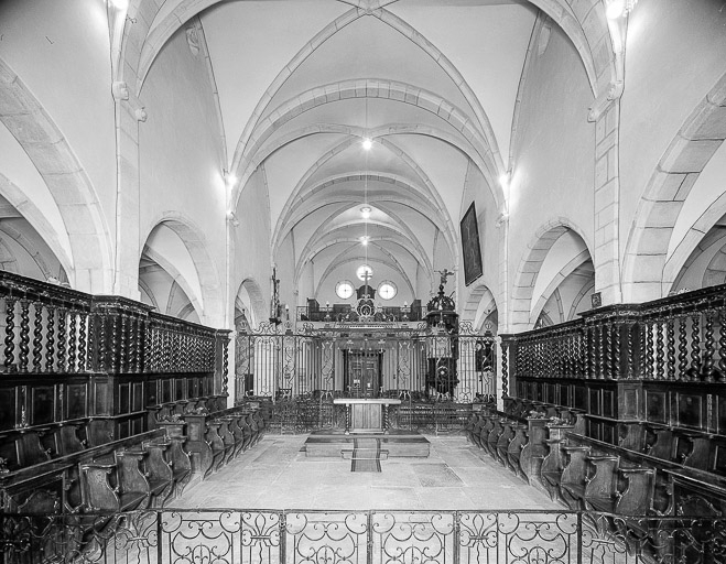 Intérieur : avant-choeur et nef vus depuis le choeur. © Yves Sancey / Région Bourgogne-Franche-Comté, Inventaire du patrimoine - 1976