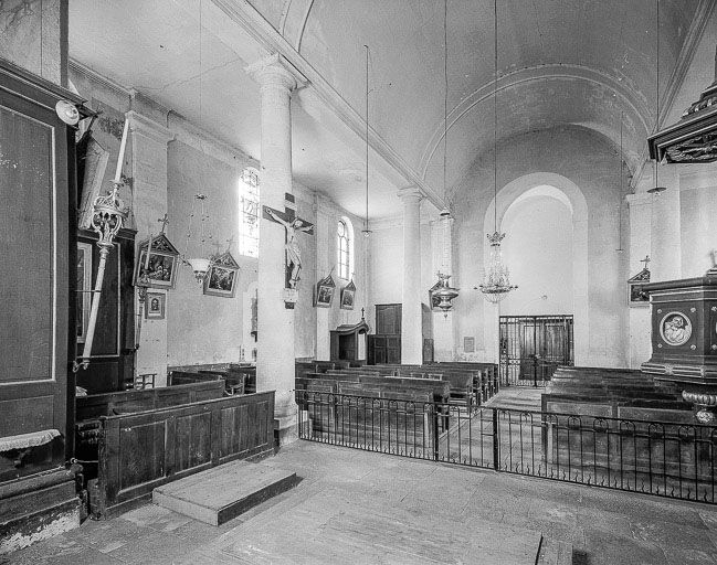 Intérieur : nef et bas-côté gauche vers le choeur. © Yves Sancey / Région Bourgogne-Franche-Comté, Inventaire du patrimoine - 1976