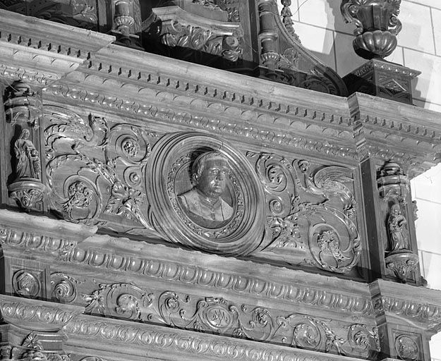 Autel-retable sud : entablement. © Yves Sancey / Région Bourgogne-Franche-Comté, Inventaire du patrimoine - 1977