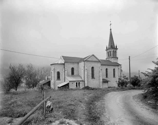 Façade latérale gauche et chevet de l'église. © Yves Sancey / Région Bourgogne-Franche-Comté, Inventaire du patrimoine - 1978