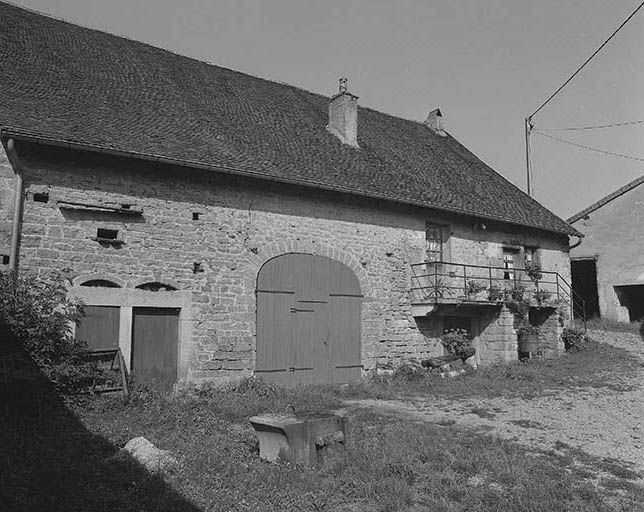 Façade antérieure, vue de trois quarts. © Dominique Dominguez / Région Bourgogne-Franche-Comté, Inventaire du patrimoine - 1980