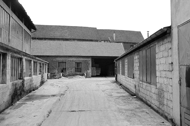 Vue sur la halle à charbon et la tréfilerie depuis le nord en 1980. © Jack Dumont / Région Bourgogne-Franche-Comté, Inventaire du patrimoine - 1980