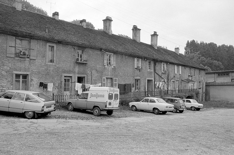 Logements d'ouvriers en 1980 : façade sur cour. © Jack Dumont / Région Bourgogne-Franche-Comté, Inventaire du patrimoine - 1980