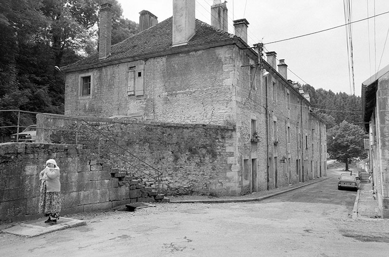 Logements d'ouvriers depuis la rue Adrien Muller en 1980. © Jack Dumont / Région Bourgogne-Franche-Comté, Inventaire du patrimoine - 1980