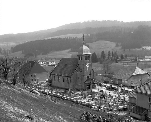 Vue de l'église implantée dans le cimetière. © Yves Sancey / Région Bourgogne-Franche-Comté, Inventaire du patrimoine - 1981