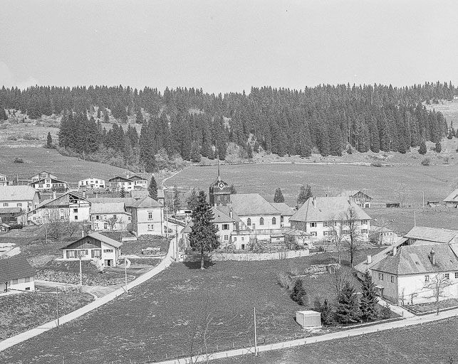 Vue de l'église dans le village. © Yves Sancey / Région Bourgogne-Franche-Comté, Inventaire du patrimoine - 1981