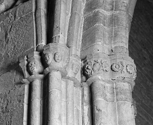 Intérieur : détail des chapiteaux gauches entre la 1ère et la 2e travée située à droite du choeur. © Yves Sancey / Région Bourgogne-Franche-Comté, Inventaire du patrimoine - 1982