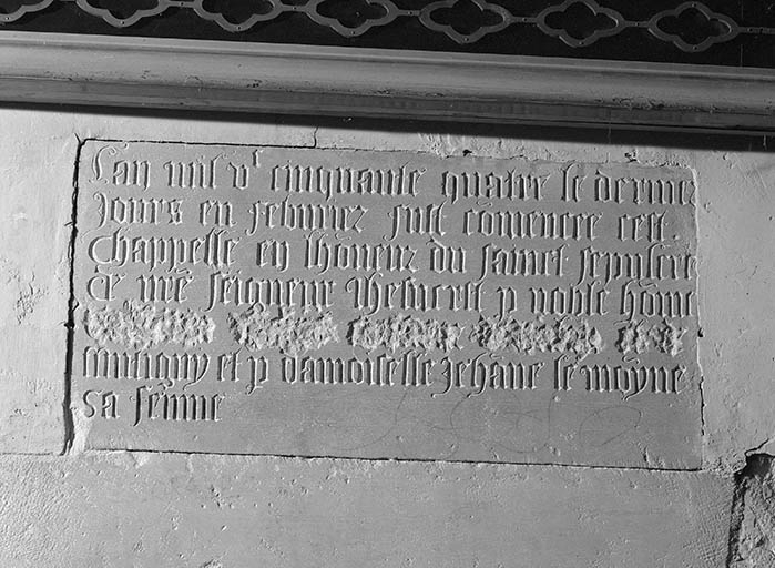 Intérieur : détail de la chapelle du baptistère, inscription commémorant la fondation de la chapelle. © Yves Sancey / Région Bourgogne-Franche-Comté, Inventaire du patrimoine - 1982