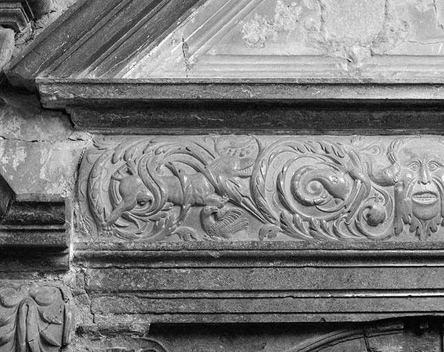 Détail gauche du bas-relief de l'entrée de la loge. © Yves Sancey / Région Bourgogne-Franche-Comté, Inventaire du patrimoine - 1982