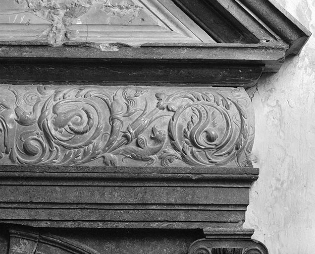Détail droit du bas-relief de l'entrée de la loge. © Yves Sancey / Région Bourgogne-Franche-Comté, Inventaire du patrimoine - 1982