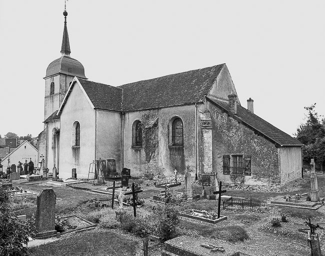 Façade latérale droite, chevet et sacristie. © Yves Sancey / Région Bourgogne-Franche-Comté, Inventaire du patrimoine - 1983