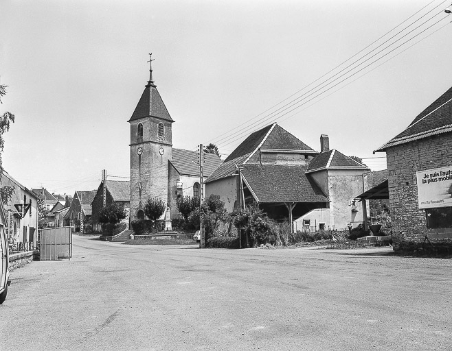 Extérieur : façade antérieure avec tour-clocher dans l'enfilade de la rue. © Yves Sancey / Région Bourgogne-Franche-Comté, Inventaire du patrimoine - 1983