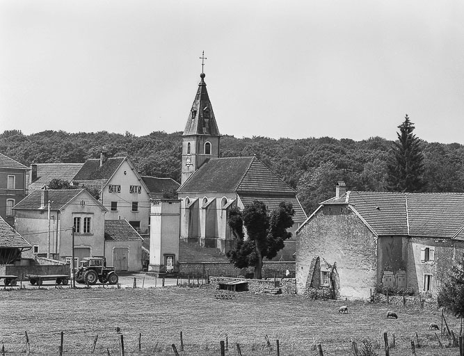 Vue éloignée de l'église, chevet et façade latérale droite. © Yves Sancey / Région Bourgogne-Franche-Comté, Inventaire du patrimoine - 1983