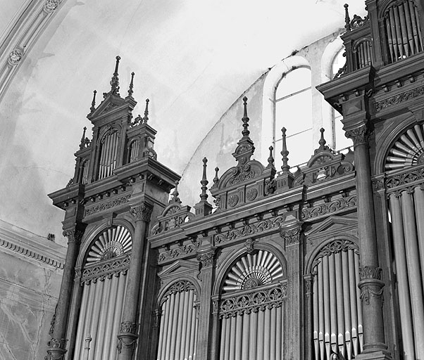 Détail du couronnement du buffet du grand orgue. © Yves Sancey / Région Bourgogne-Franche-Comté, Inventaire du patrimoine - 1985