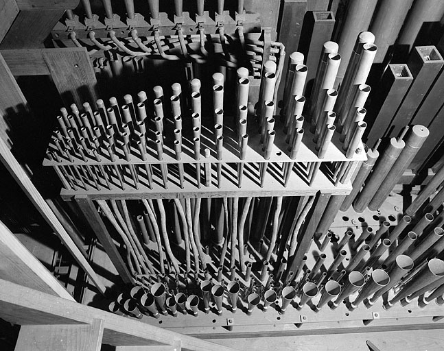 Détail de la tuyauterie du grand orgue (vue plongeante). © Yves Sancey / Région Bourgogne-Franche-Comté, Inventaire du patrimoine - 1985
