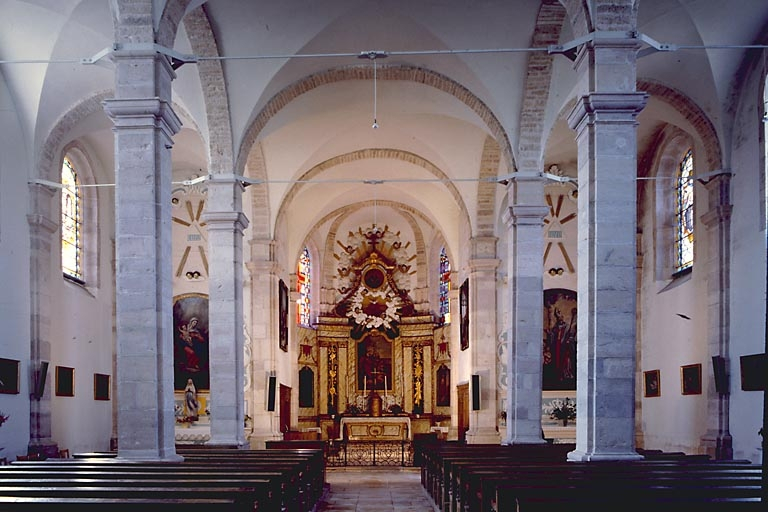 Vue de la nef et du choeur depuis l'entrée. © Yves Sancey / Région Bourgogne-Franche-Comté, Inventaire du patrimoine - 1985