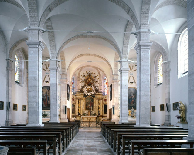 Vue de la nef et du choeur depuis l'entrée. © Yves Sancey / Région Bourgogne-Franche-Comté, Inventaire du patrimoine - 1985