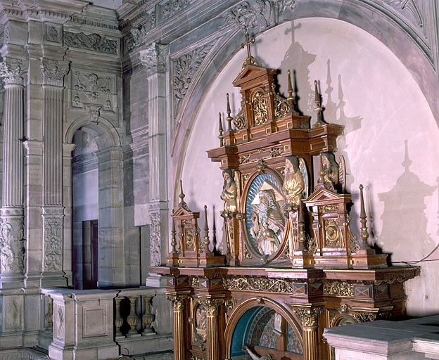 Vue d'ensemble du couronnement, trois quarts droit. © Jérôme Mongreville / Région Bourgogne-Franche-Comté, Inventaire du patrimoine - 1987