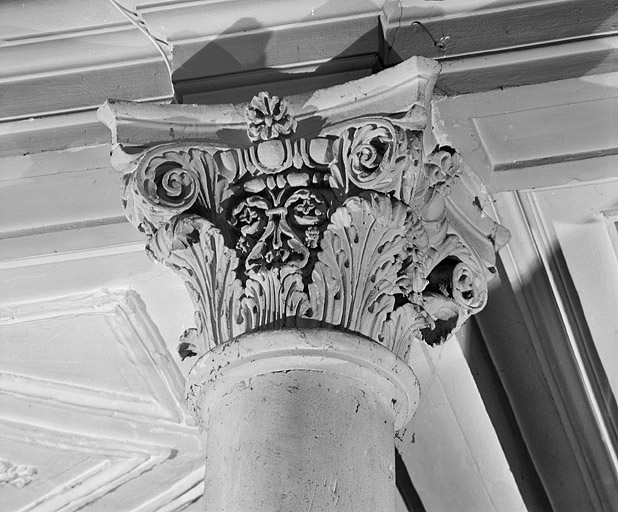 Chapiteau d'une colonne d'un bas-côté de la nef. © Jérôme Mongreville / Région Bourgogne-Franche-Comté, Inventaire du patrimoine - 1987