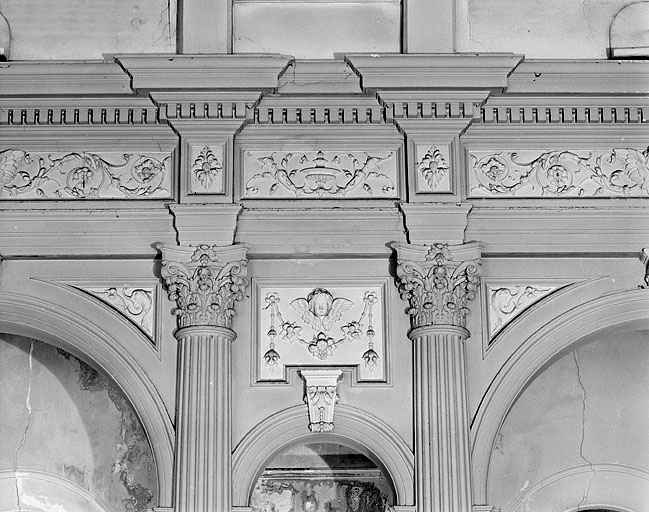 Détail de la partie supérieure d'une travée étroite de la tribune. © Jérôme Mongreville / Région Bourgogne-Franche-Comté, Inventaire du patrimoine - 1987