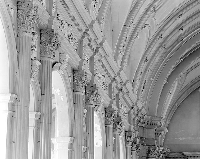 Chapiteaux de la tribune gauche. © Jérôme Mongreville / Région Bourgogne-Franche-Comté, Inventaire du patrimoine - 1987