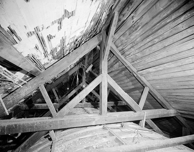 Charpente de la nef et extrados de la fausse-voûte. © Jérôme Mongreville / Région Bourgogne-Franche-Comté, Inventaire du patrimoine - 1988