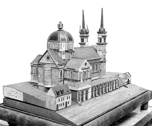Premier projet pour l'église. Maquette, 1850. Maquette par R.G.I. Wild, d'après les plans de l'architecte Jean-Frédéric Fallot, 1850, échelle 1:200 (conservée au presbytère de l'église Saint-Maimboeuf, Montbéliard). © Jérôme Mongreville / Région Bourgogne-Franche-Comté, Inventaire du patrimoine - 1988